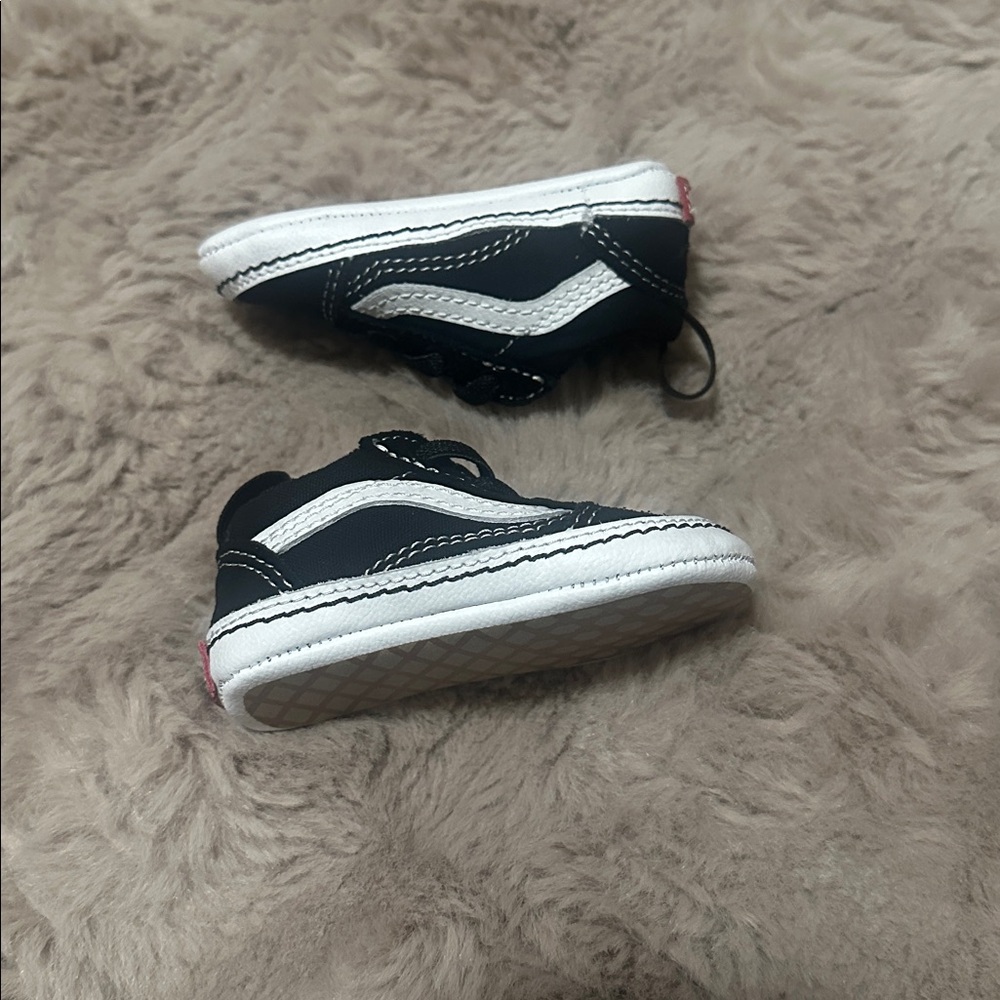 Vans Old Skool Crib Infant Baby Stylish Black and White Kids Shoes - Picture 2 of 5